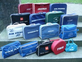 Auswahl von Original-Taschen von verschiedenen Fluggesellschaften